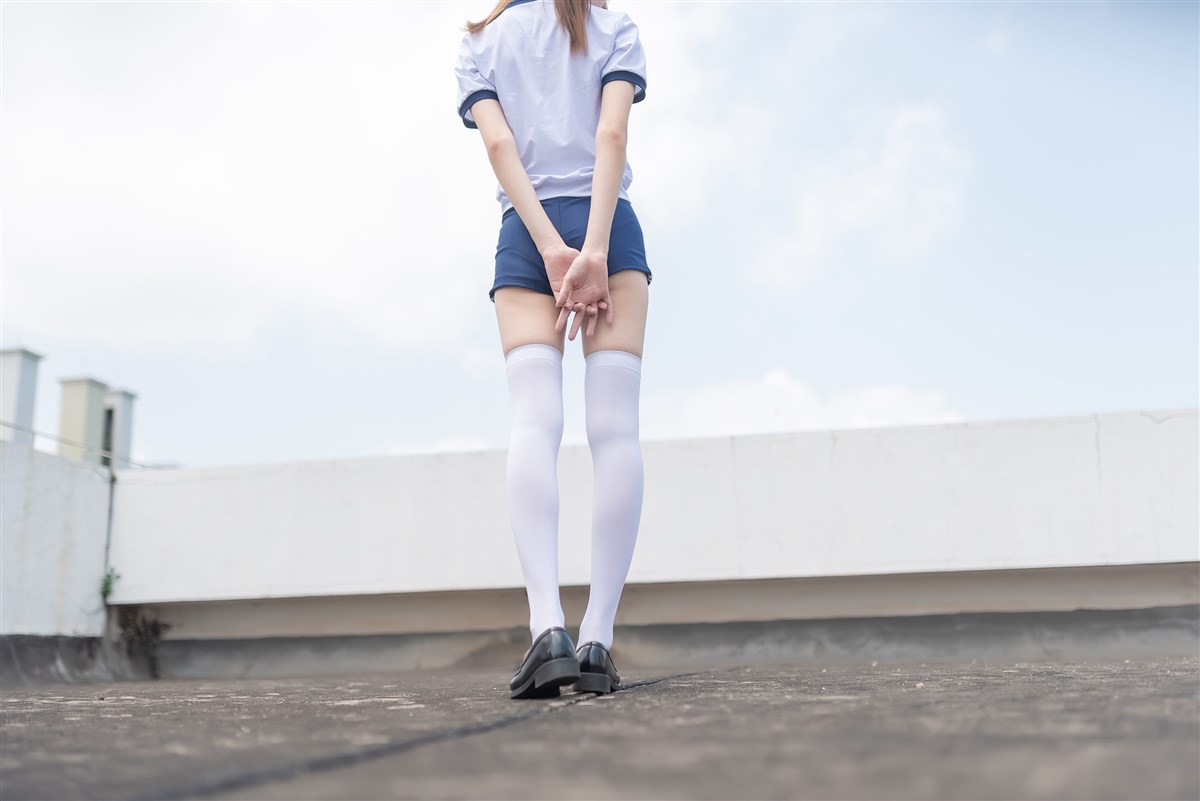 图片[2]-在教室门前穿体操服-COS世界