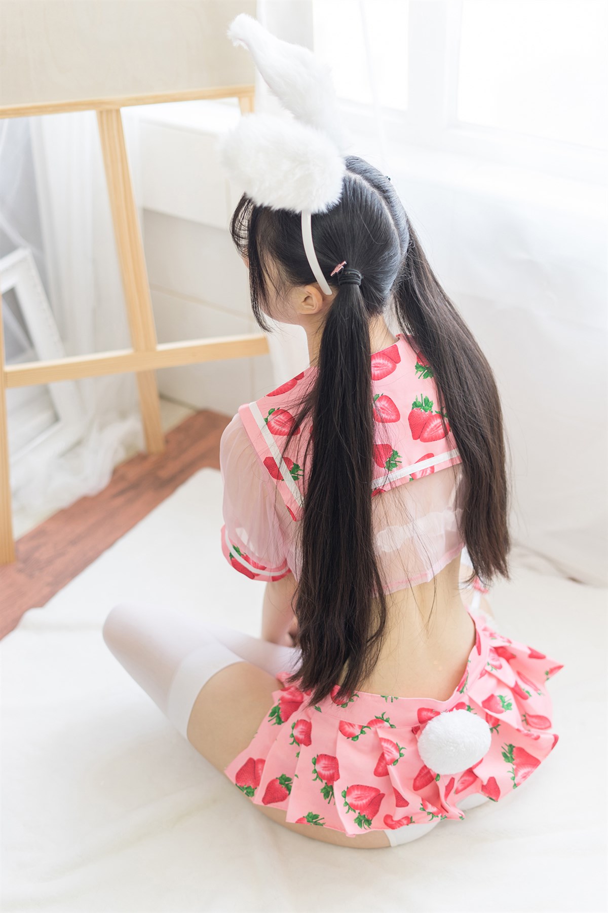 粉色草莓和制服黑丝-COS世界