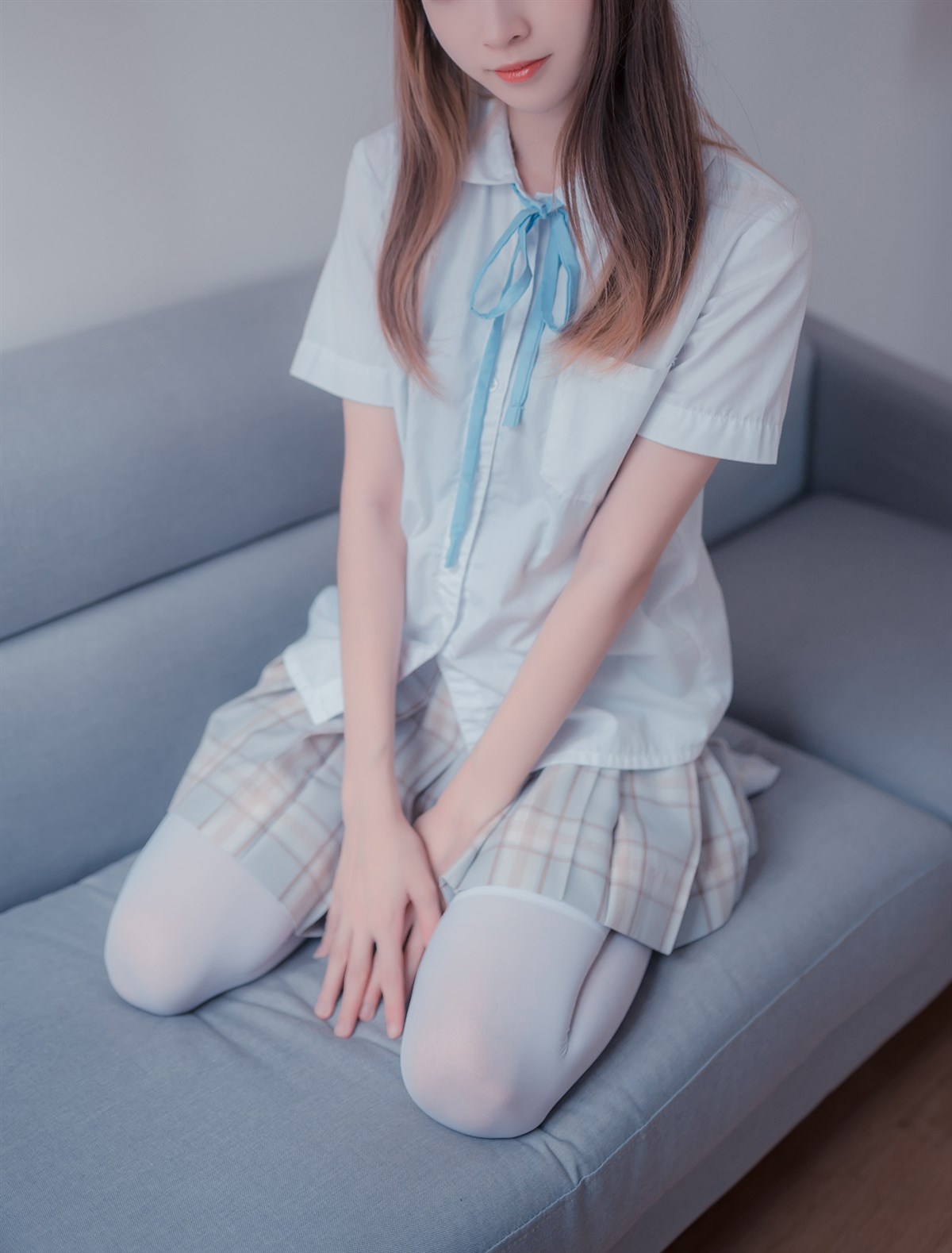 图片[2]-沙发上的JK少女-COS世界