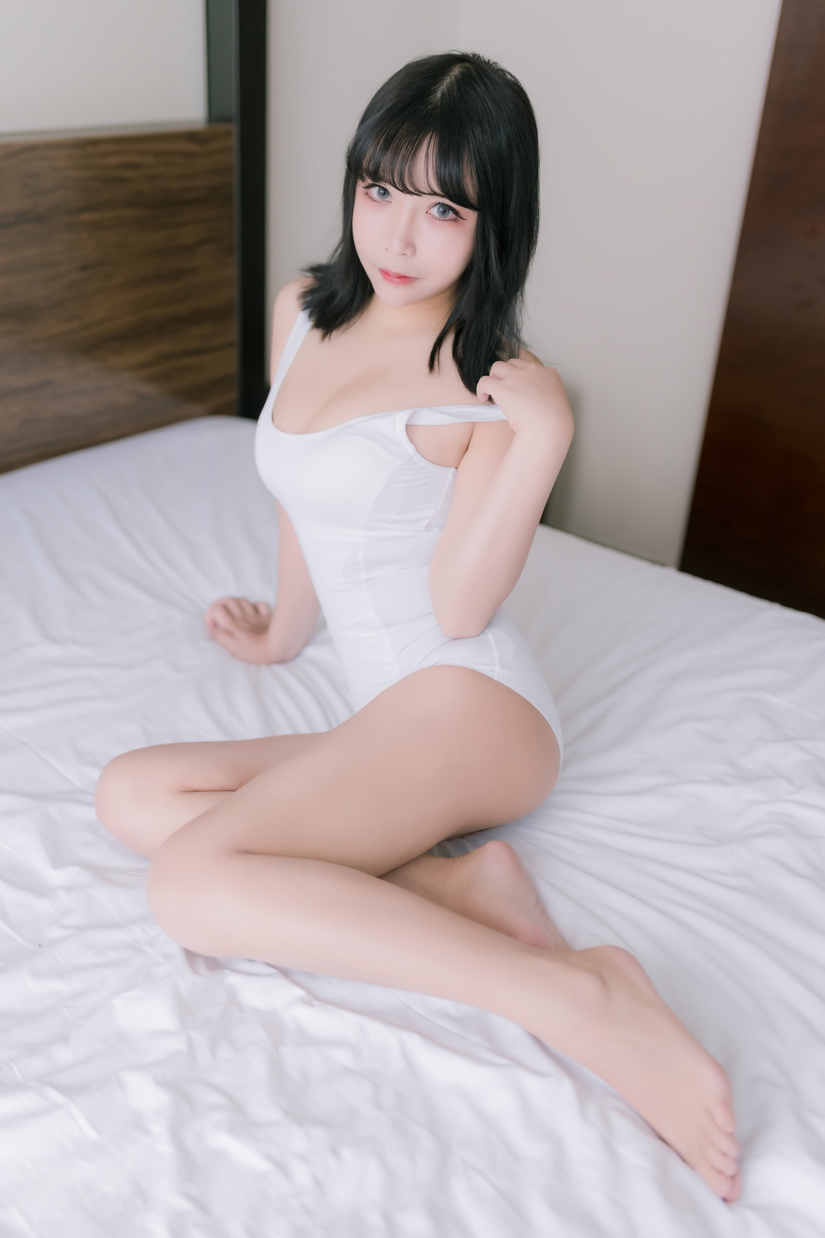 白色纯净2020抱走莫子连体衣-COS世界