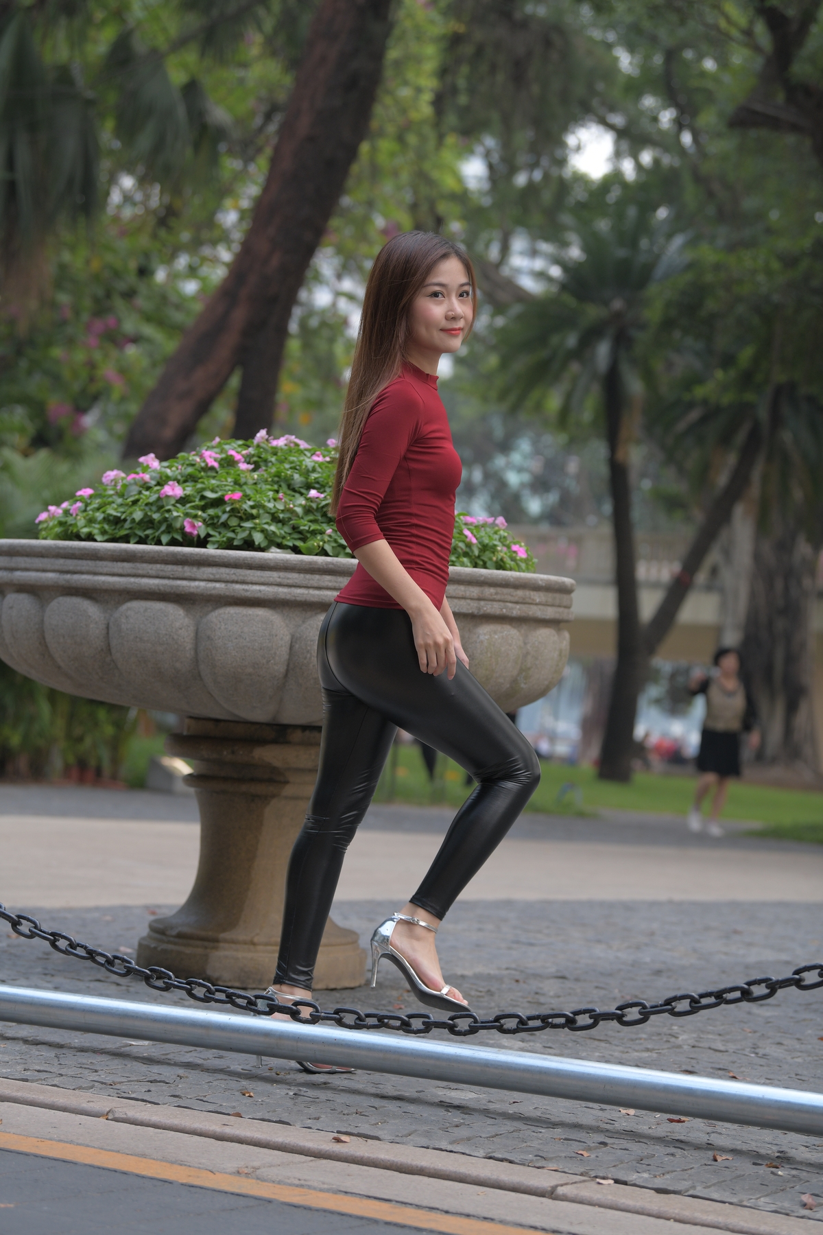 图片[99]-【452P】甜美的皮裤小姐姐街拍【0002期】-COS世界