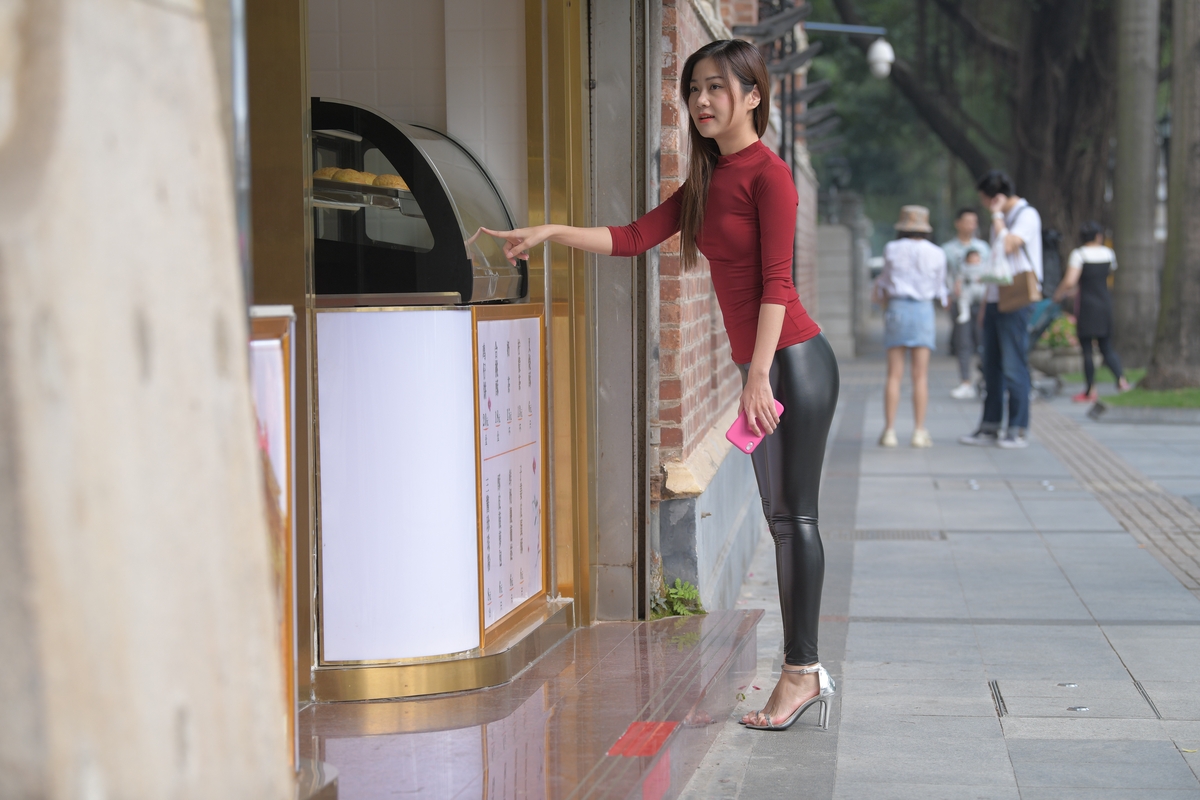 图片[124]-【452P】甜美的皮裤小姐姐街拍【0002期】-COS世界