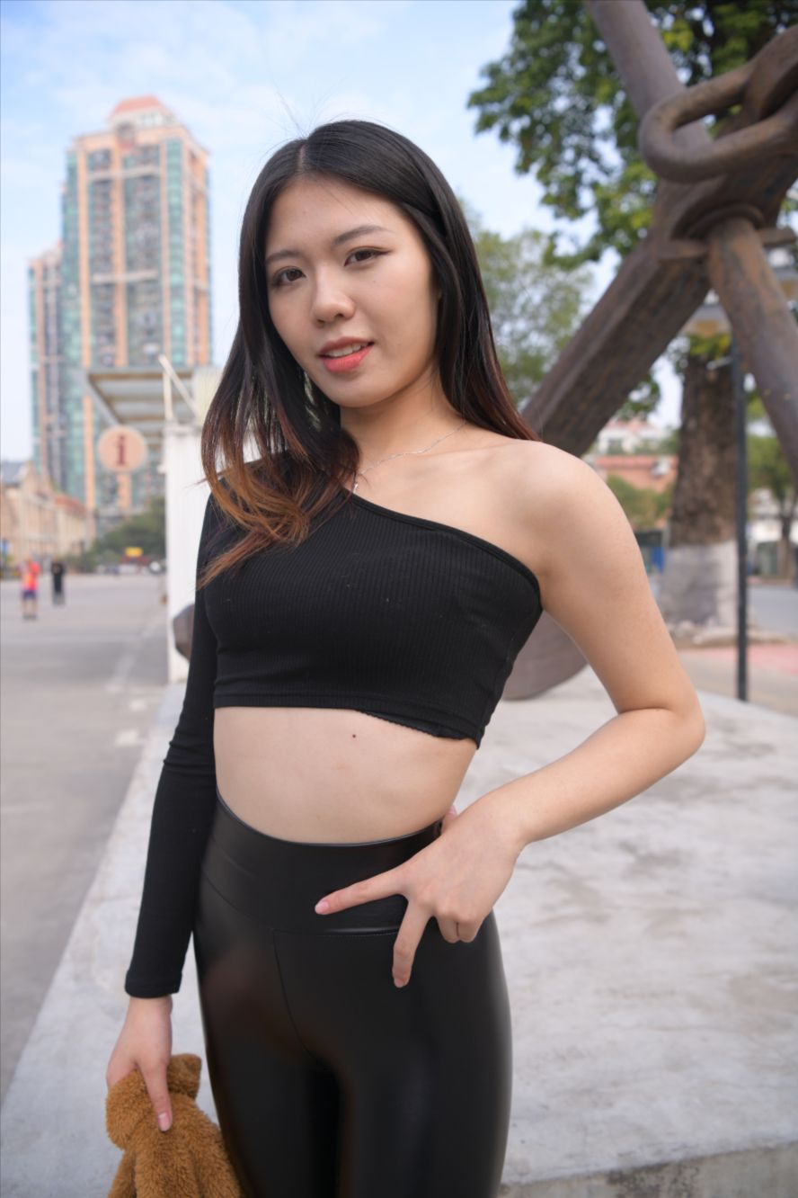 图片[2]-跟拍黑色皮紧身裤美女-COS世界