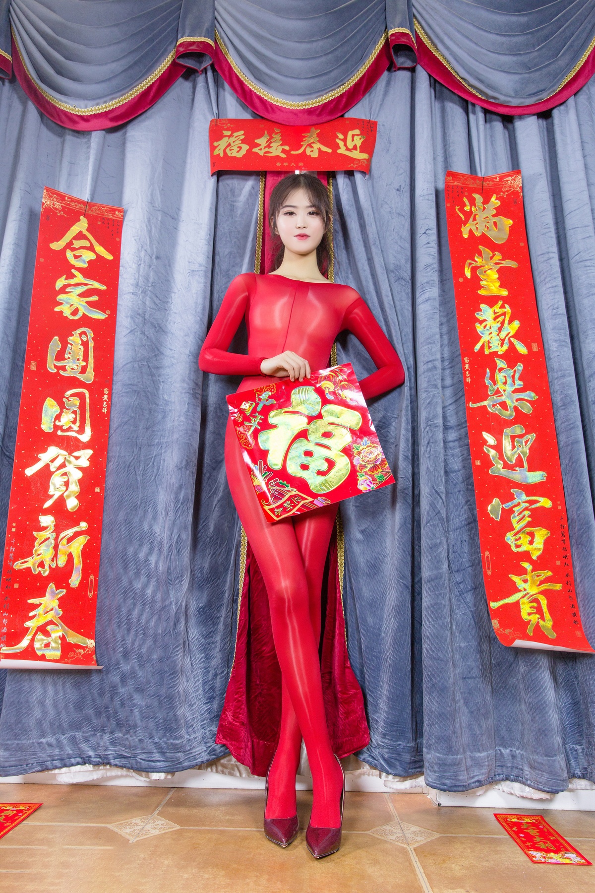 2021新春红色修身连体紧身裤图片-COS世界