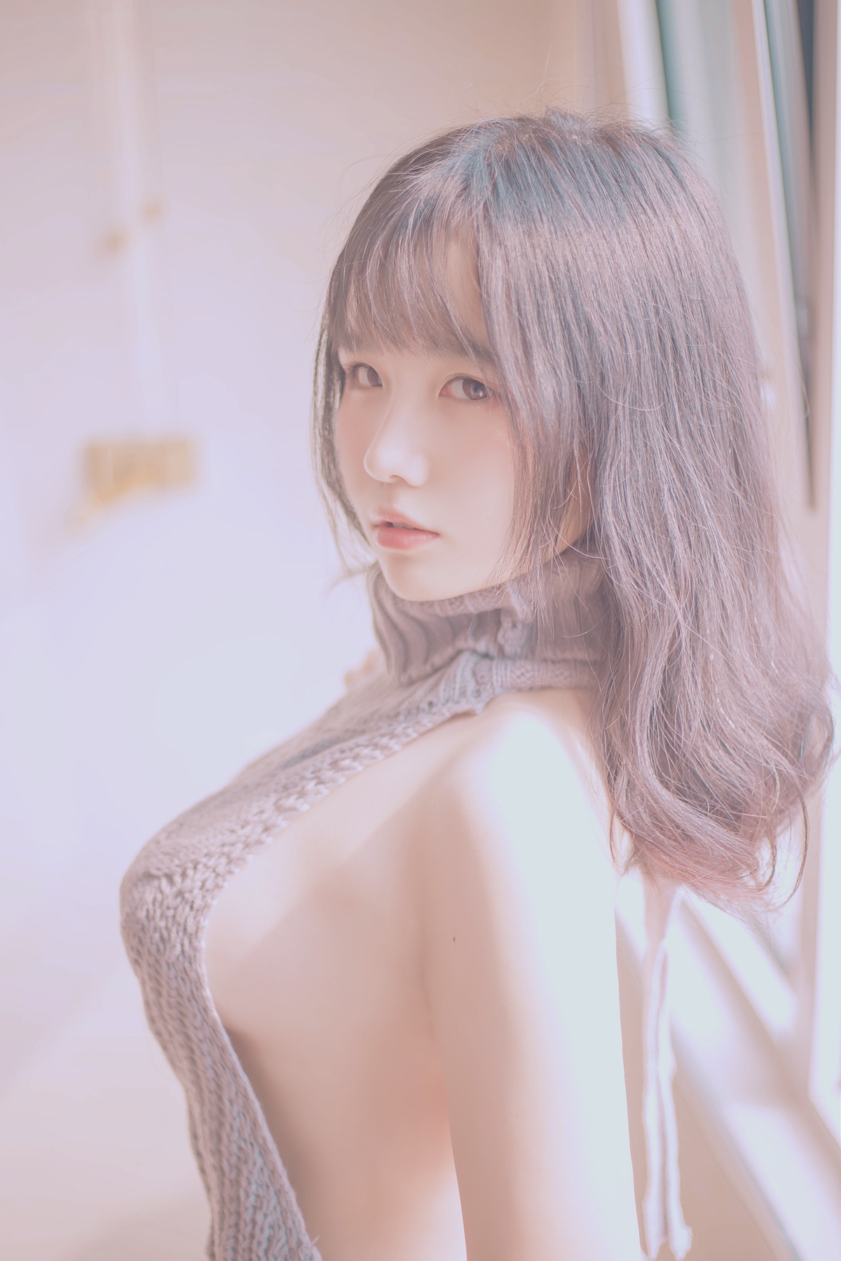 【coser】阿半今天很开心 – NO.01 露背毛衣-COS世界