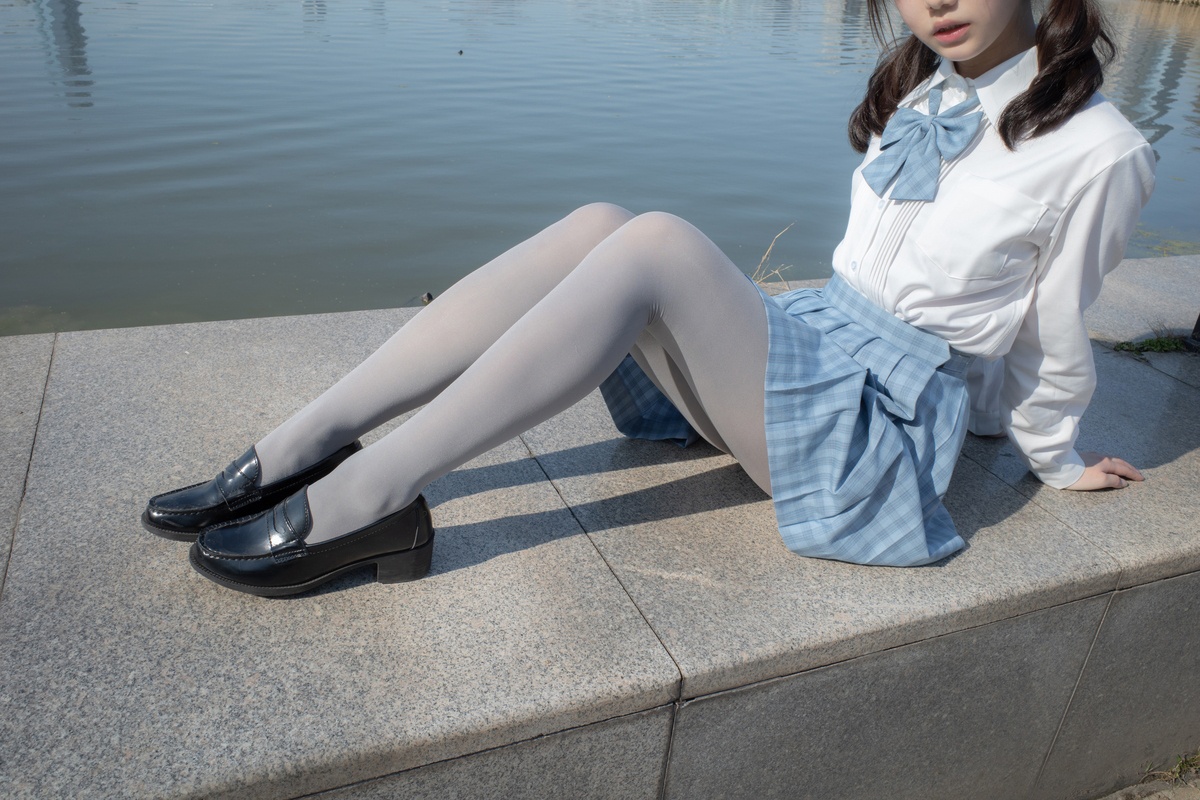 图片[2]-jk制服妹子户外白丝制服-COS世界