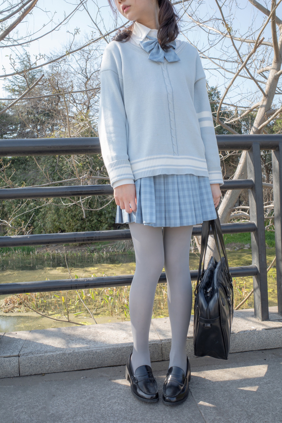 jk制服妹子户外白丝制服-COS世界