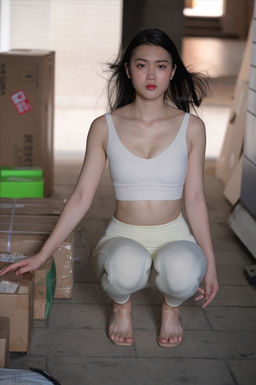 图片[2]-别人家白丝紧身裤街拍-COS世界