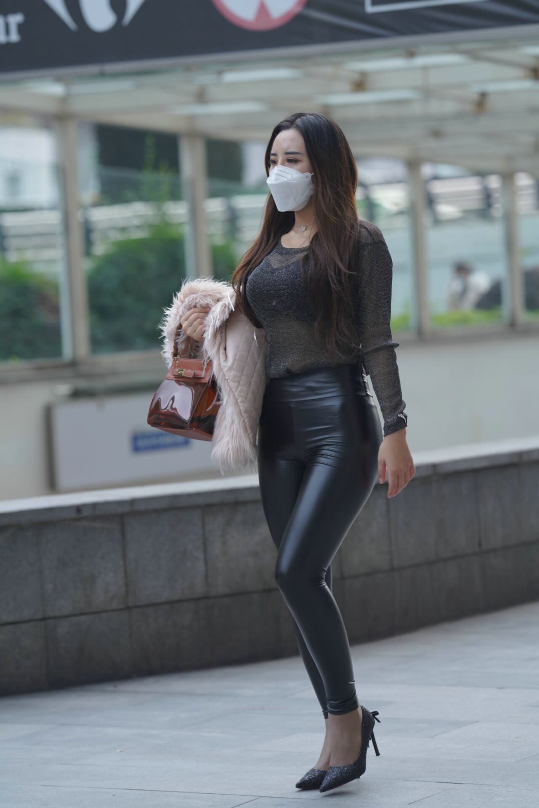 微博Coser@妹子针织衫搭配紧身皮裤时尚可爱-COS世界