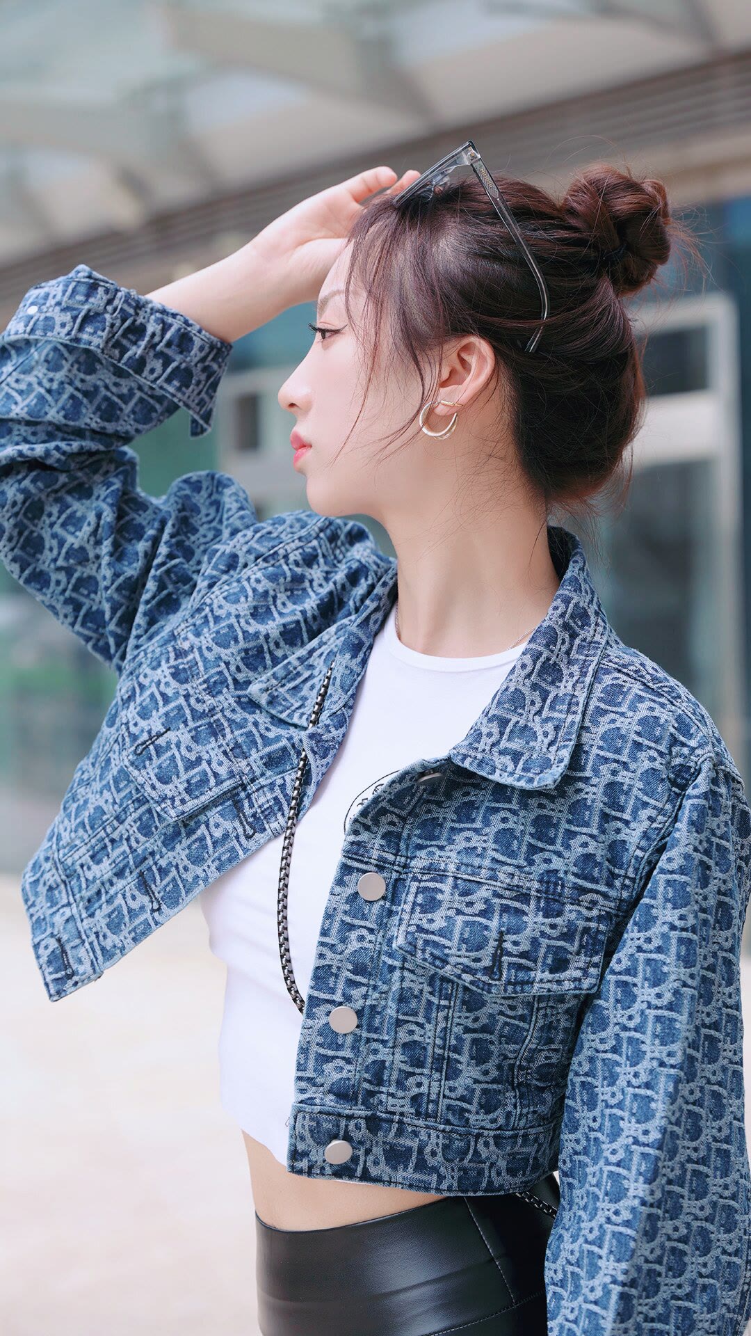 图片[2]-紧身皮裤显身材曲线，凸显婀娜身材，彰显青春美！-COS世界