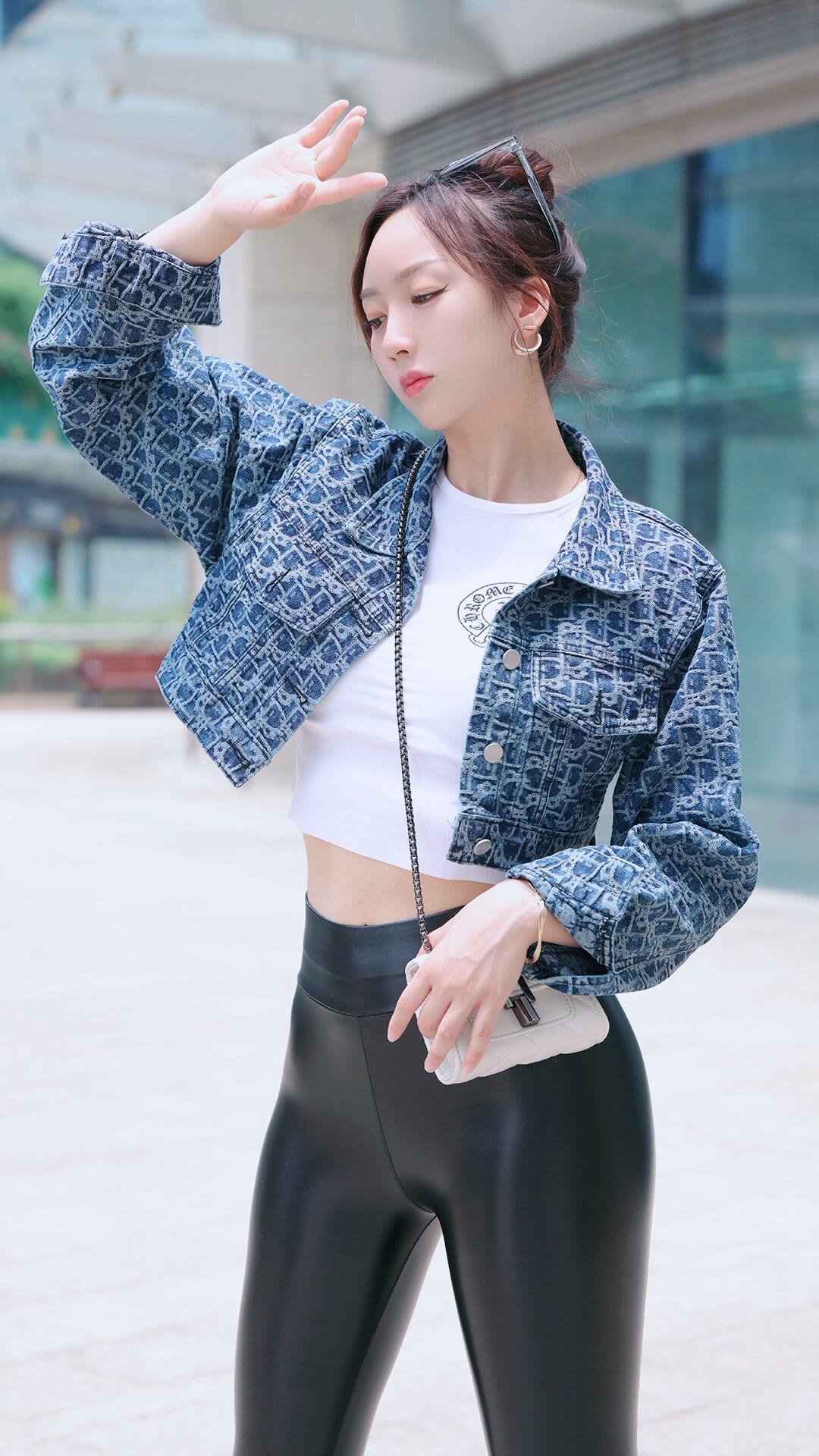 紧身皮裤显身材曲线，凸显婀娜身材，彰显青春美！-COS世界